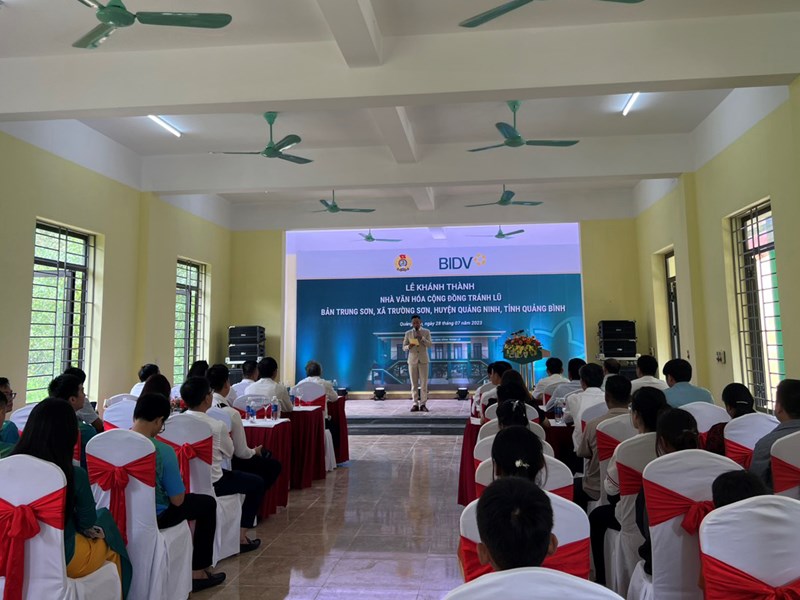 Đồng bào dân tộc ở Trường Sơn vui mừng đón nhận Nhà văn hóa cộng đồng tránh lũ - Anh 2
