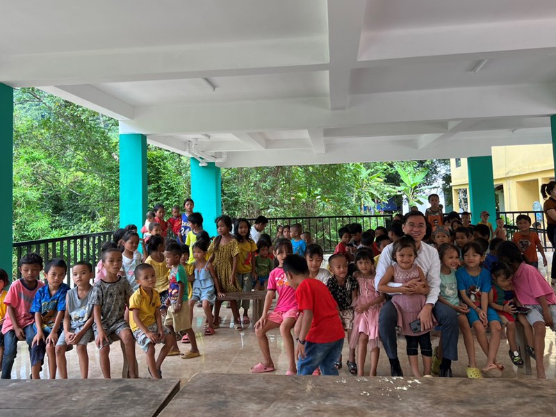 Đồng bào dân tộc ở Trường Sơn vui mừng đón nhận Nhà văn hóa cộng đồng tránh lũ - Anh 3