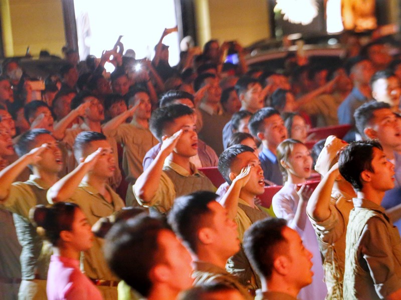Xúc động và tự hào chương trình nghệ thuật “Đàn chim Việt” - Anh 4