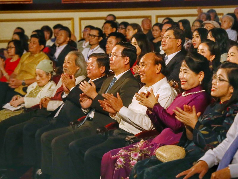 Xúc động và tự hào chương trình nghệ thuật “Đàn chim Việt” - Anh 1