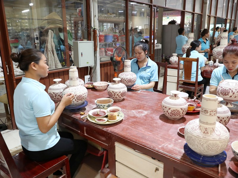 Chủ tịch nước Võ Văn Thưởng và Tổng thống Kazakhstan trải nghiệm làm gốm Chu Đậu - Anh 6