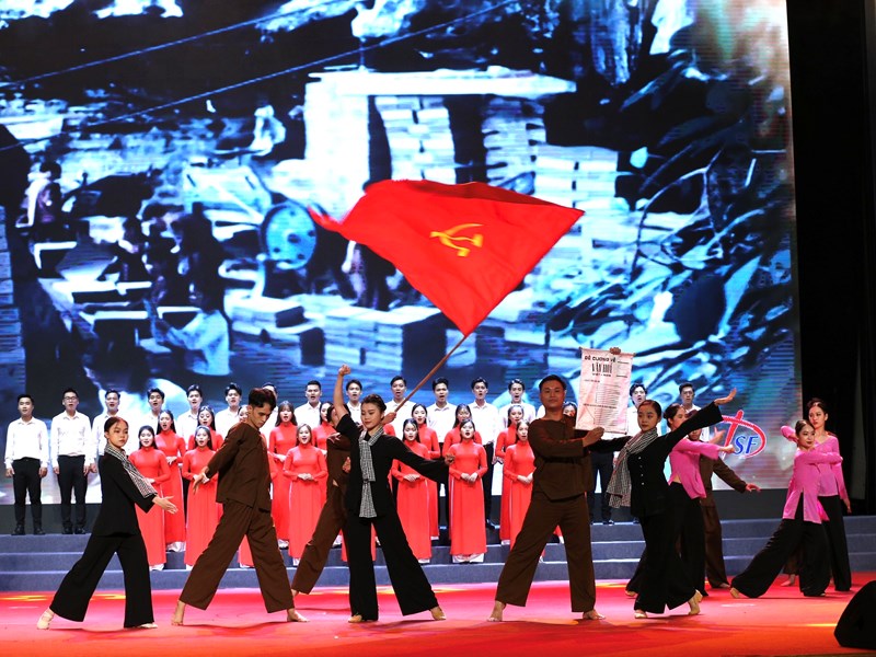 Thủ tướng Phạm Minh Chính dự Hội nghị Tuyên dương gương điển hình tiên tiến trong lĩnh vực văn hoá toàn quốc năm 2023 - Anh 5