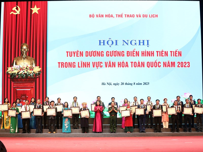 Thủ tướng: Những điển hình tiên tiến tiếp tục là nguồn cảm hứng, động lực cho phát triển văn hóa - Anh 6