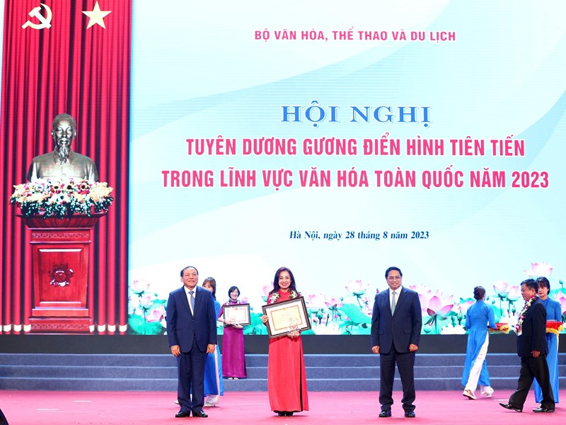 Thủ tướng: Những điển hình tiên tiến tiếp tục là nguồn cảm hứng, động lực cho phát triển văn hóa - Anh 3