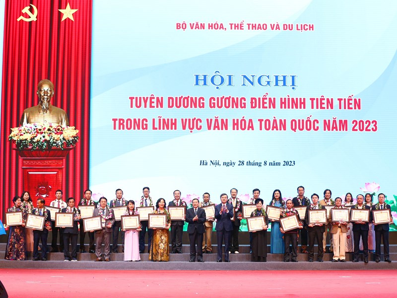 Tuyên dương gương điển hình tiên tiến trong lĩnh vực văn hoá toàn quốc năm 2023: “Từng giọt nước nhỏ thấm vào lòng đất, chảy về một hướng mới thành suối, thành sông” - Anh 3