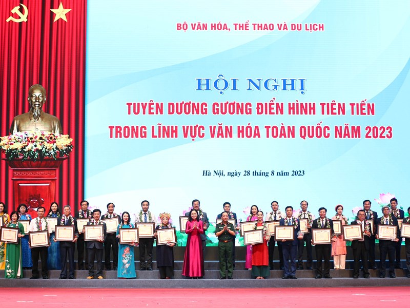 Tuyên dương gương điển hình tiên tiến trong lĩnh vực văn hoá toàn quốc năm 2023: “Từng giọt nước nhỏ thấm vào lòng đất, chảy về một hướng mới thành suối, thành sông” - Anh 4