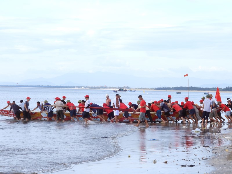 Sắc màu lễ hội đua thuyền trên biển ở Cảnh Dương - Anh 1