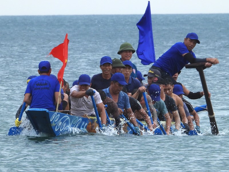 Sắc màu lễ hội đua thuyền trên biển ở Cảnh Dương - Anh 6