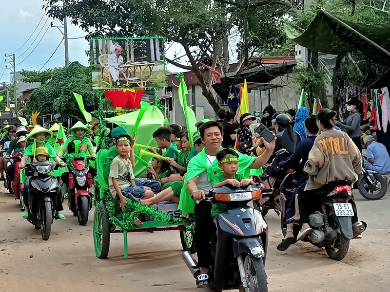Sắc màu lễ hội đua thuyền trên biển ở Cảnh Dương - Anh 7