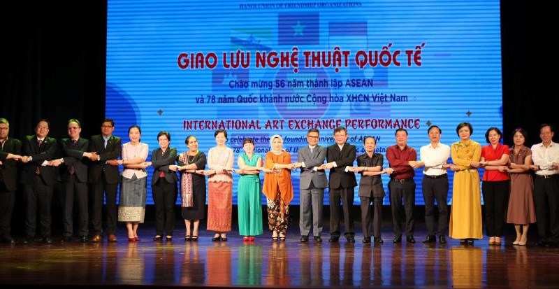 Giao lưu nghệ thuật tôn vinh sắc màu văn hóa các thành viên ASEAN - Anh 1