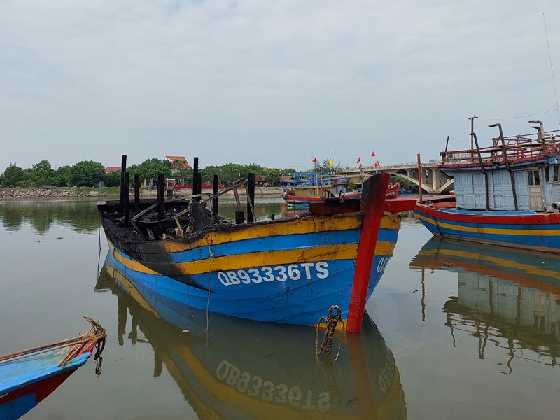 Đang neo đậu ở bờ, tàu cá bất ngờ bốc cháy dữ dội giữa đêm khuya - Anh 1