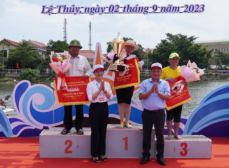 Rộn ràng lễ hội đua thuyền mừng Tết Độc lập ở Quảng Bình - Anh 6