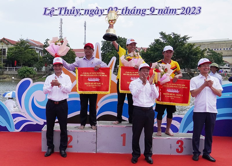 Rộn ràng lễ hội đua thuyền mừng Tết Độc lập ở Quảng Bình - Anh 7