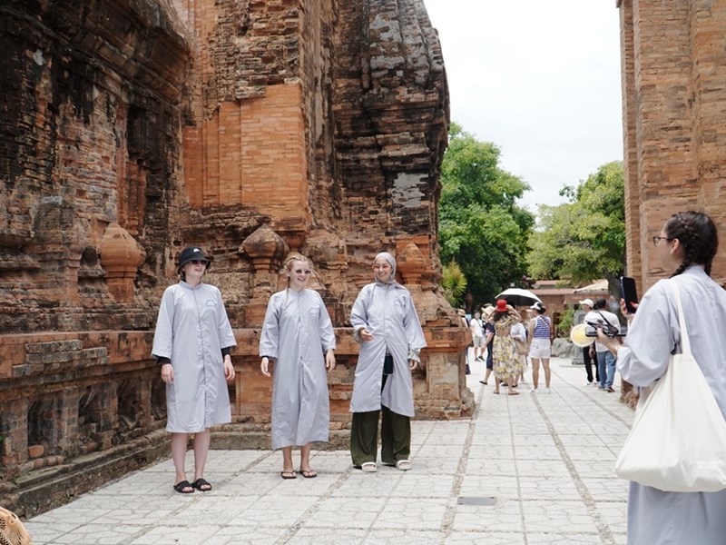 Khách du lịch đến Nha Trang tăng nhẹ trong dịp lễ 2.9 - Anh 2