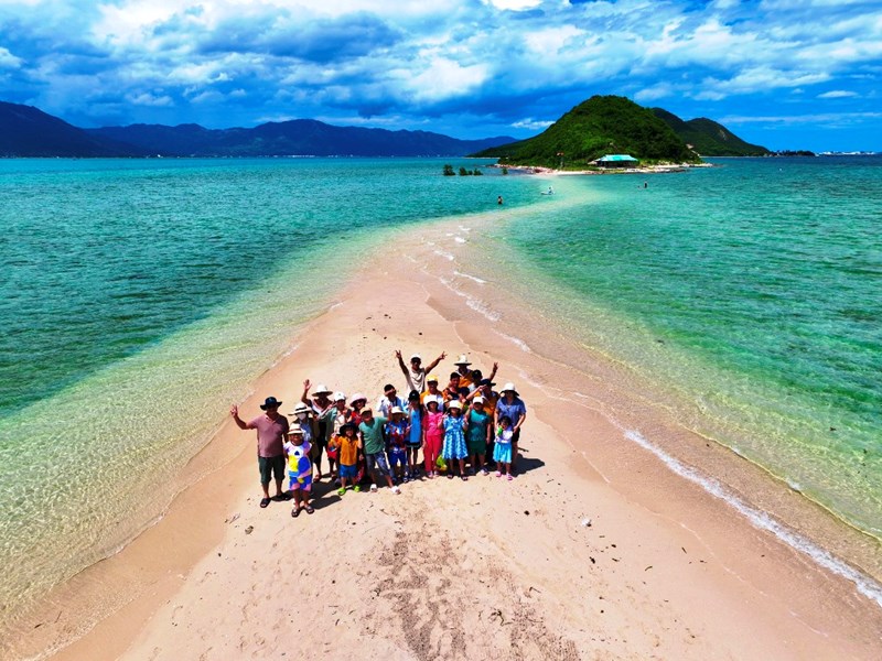 Khách du lịch đến Nha Trang tăng nhẹ trong dịp lễ 2.9 - Anh 1