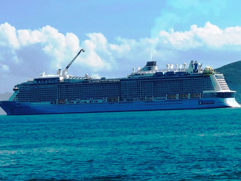 Siêu du thuyền Spectrum of the Seas cập cảng Nha Trang - Anh 1