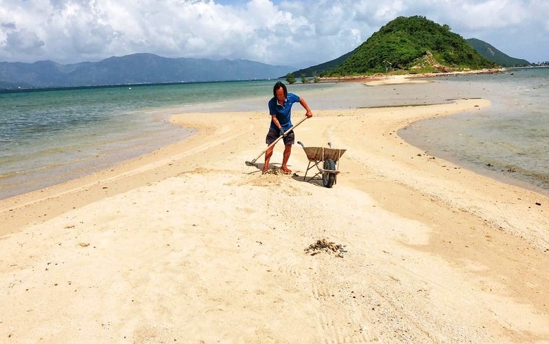 Khánh Hòa:  Chuyện về những người “biến” bãi rác trên đảo thành điểm du lịch - Anh 2