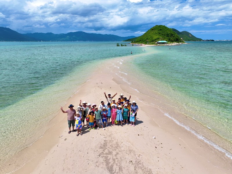 Khánh Hòa:  Chuyện về những người “biến” bãi rác trên đảo thành điểm du lịch - Anh 3