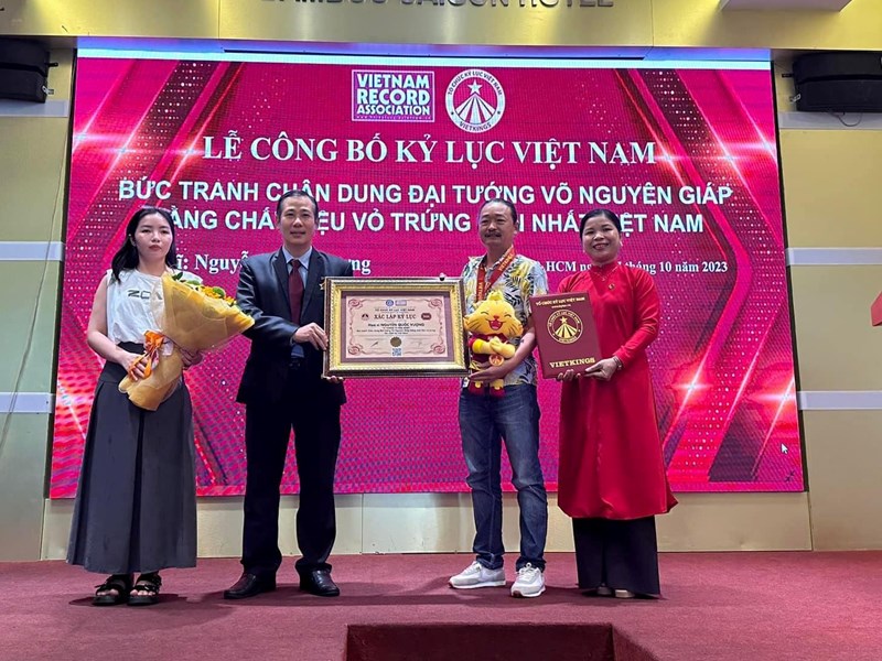 Bức tranh chân dung Đại tướng Võ Nguyên Giáp bằng vỏ trứng xác lập kỷ lục Việt Nam - Anh 1