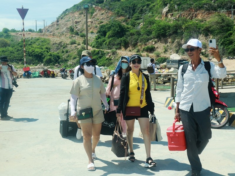 Chín tháng đầu năm, khách du lịch đến Ninh Thuận tăng cao - Anh 2