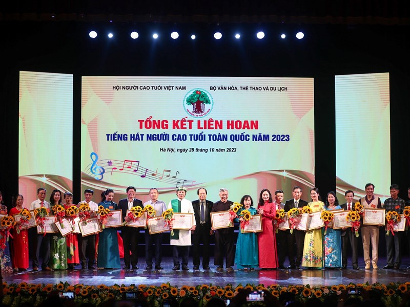 Tổng kết Liên hoan Tiếng hát Người cao tuổi toàn quốc 2023: Những giá trị tinh thần vô giá - Anh 5