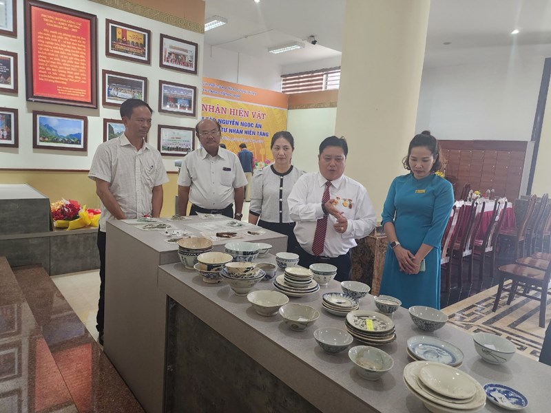 Tiếp nhận, trưng bày gần 400 hiện vật do nhà sưu tập tư nhân hiến tặng - Anh 1