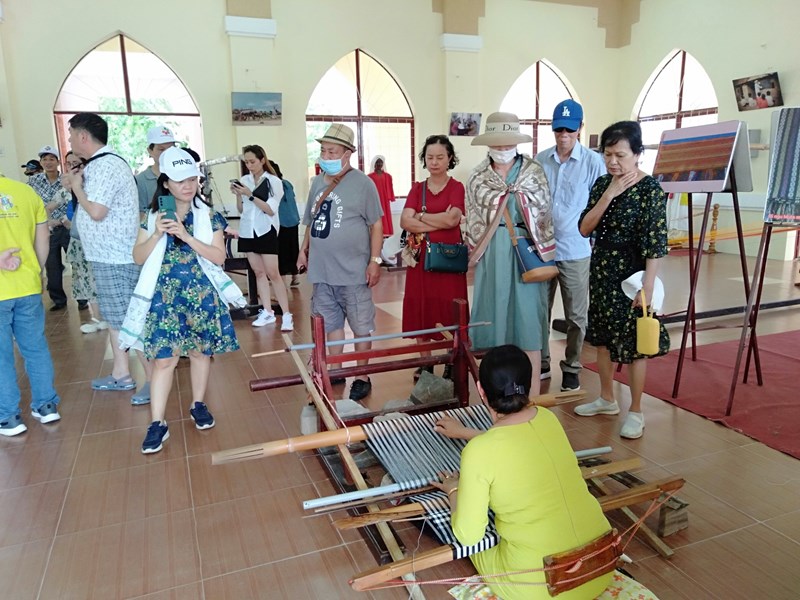 Làng Chăm Mỹ Nghiệp hút khách du lịch bằng nghề dệt truyền thống - Anh 1