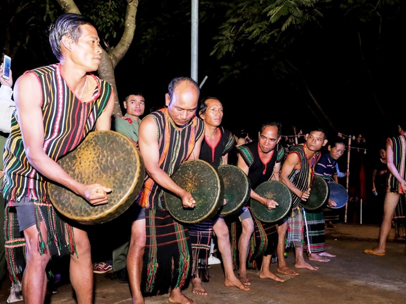 Độc đáo không gian văn hóa cồng chiêng của đồng bào DTTS Tây Nguyên - Anh 1