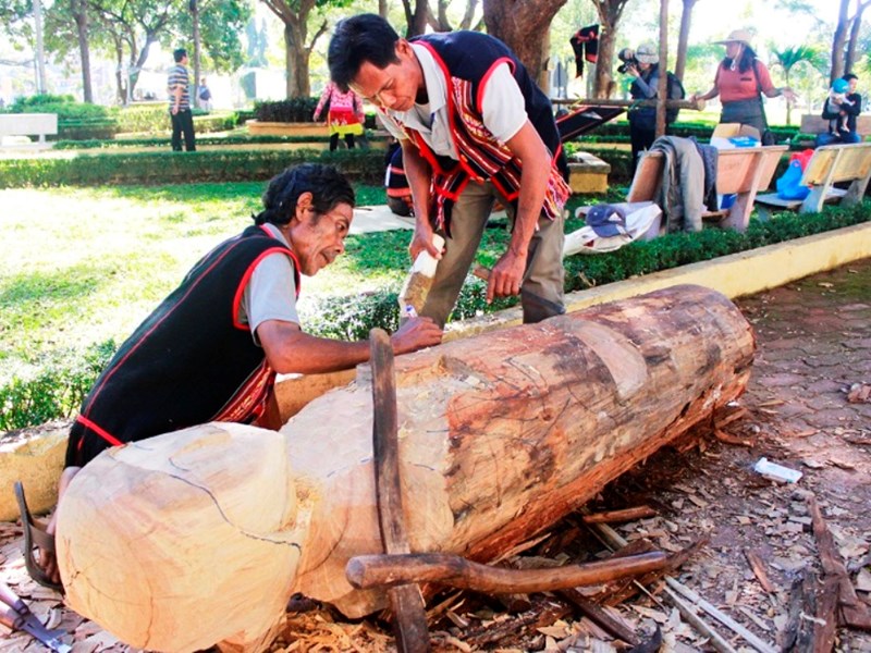 Nghệ thuật tạc tượng gỗ nhà mồ độc đáo của đồng bào DTTS Tây Nguyên - Anh 2