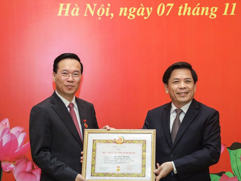 Chủ tịch nước Võ Văn Thưởng nhận Huy hiệu 30 năm tuổi Đảng - Anh 1