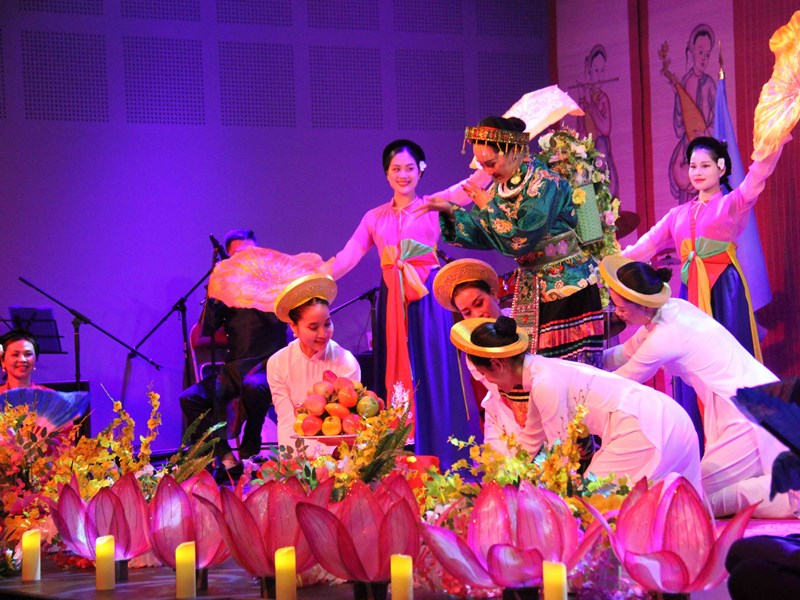 Di sản văn hoá Việt Nam chinh phục bạn bè quốc tế - Anh 3