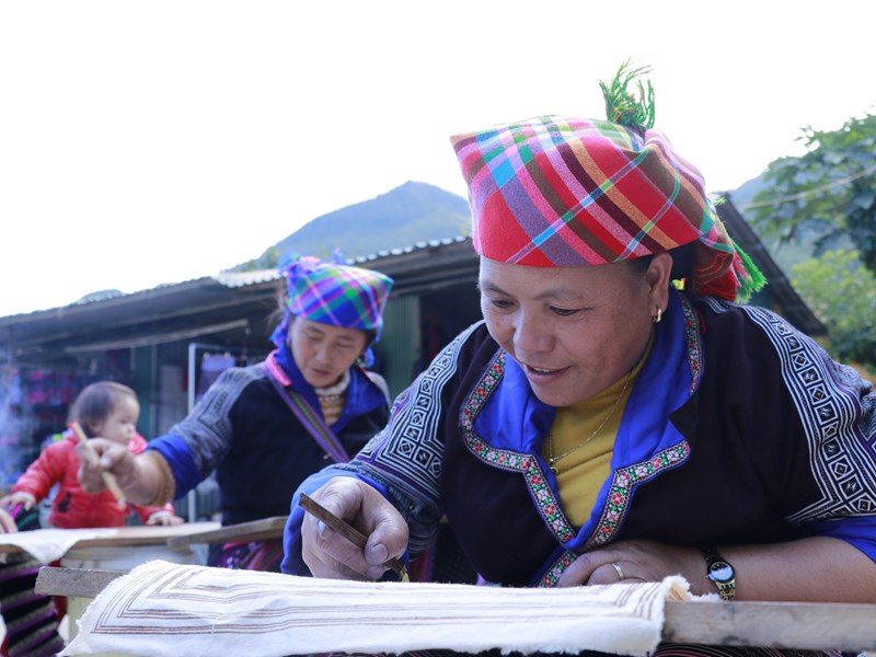 Những “họa sĩ bản làng” với nghệ thuật dùng sáp ong tạo hoa văn trên vải - Anh 3