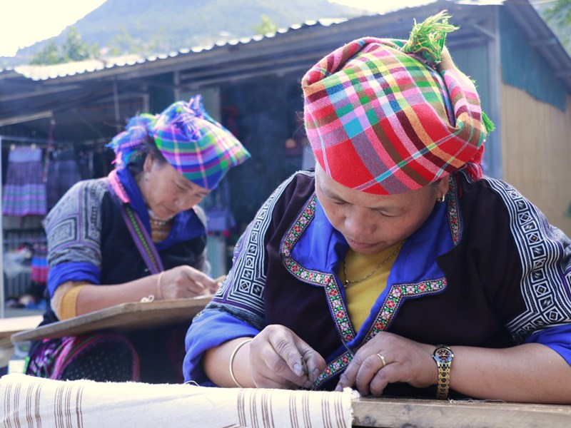 Những “họa sĩ bản làng” với nghệ thuật dùng sáp ong tạo hoa văn trên vải - Anh 1