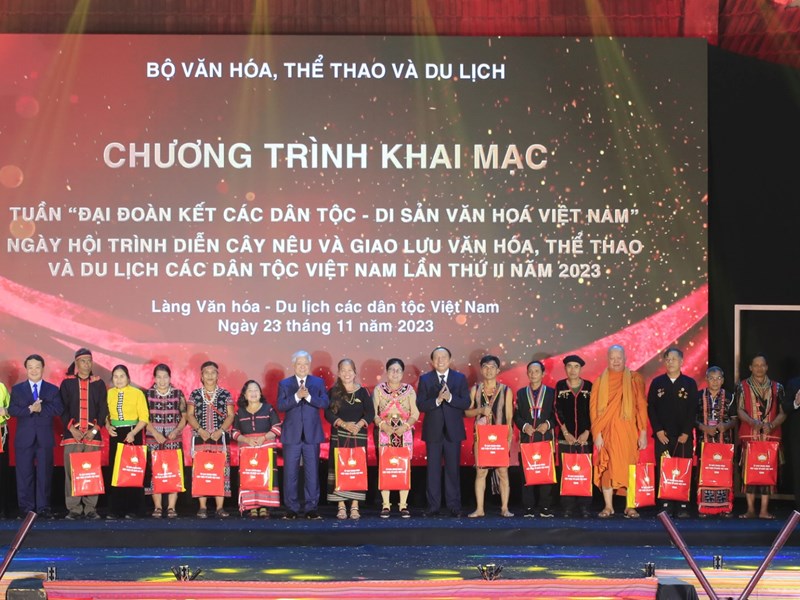 Phát huy sức mạnh khối đại đoàn kết, gìn giữ các giá trị văn hóa truyền thống - Anh 2