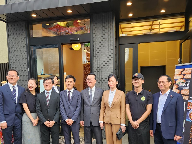 Chủ tịch nước Võ Văn Thưởng cùng phu nhân và Thống đốc Tokyo thưởng thức bánh mì Việt Nam - Anh 4