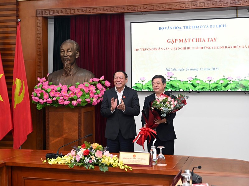 Bộ VHTTDL trao quyết định nghỉ hưu cho Thứ trưởng Đoàn Văn Việt - Anh 1
