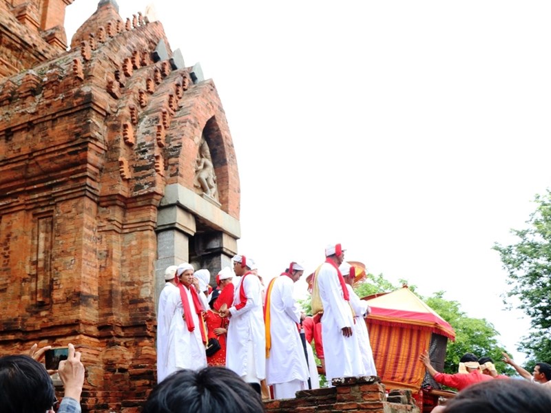 Lễ đón, rước y trang của đồng bào Chăm và Raglai Ninh Thuận - Anh 6