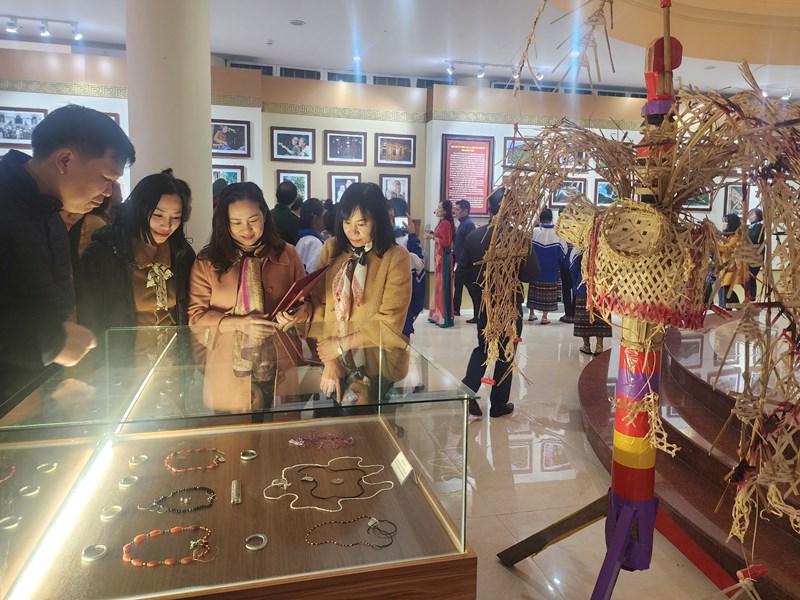 Triển lãm, trưng bày ảnh, hiện vật của đồng bào dân tộc thiểu số ở Quảng Bình - Anh 4