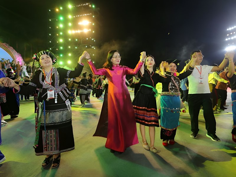 Dấu ấn đột phá từ khát vọng chấn hưng, phát triển - Anh 6