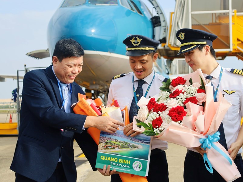Quảng Bình đón những vị khách du lịch đầu tiên xông đất ‘Vương quốc hang động’ - Anh 2