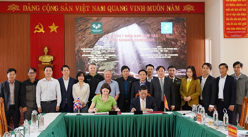 Vườn Phong Nha - Kẻ Bàng hợp tác với Anh du lịch thám hiểm hang động - Anh 1