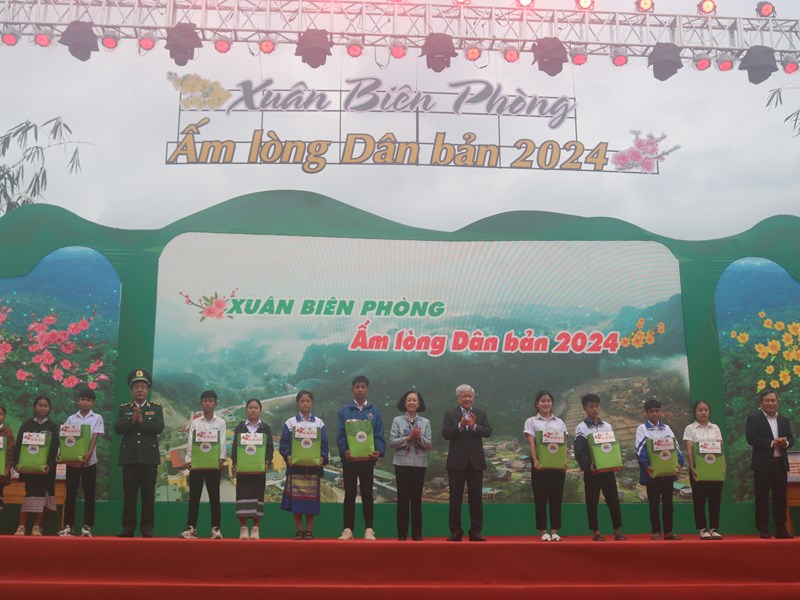 Thường trực Ban Bí thư Trương Thị Mai thăm, tặng quà Tết đồng bào ở biên giới tỉnh Quảng Bình - Anh 2