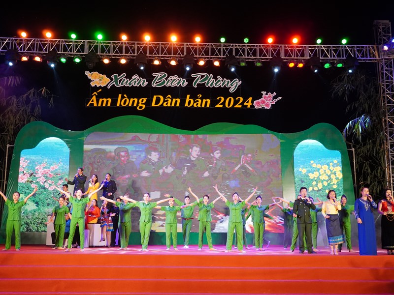 Ấm áp chương trình “Xuân Biên phòng - Ấm lòng dân bản” ở Quảng Bình - Anh 5