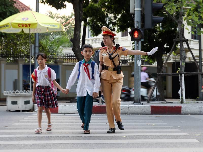 Kiên trì xây dựng văn hoá giao thông an toàn - Anh 1