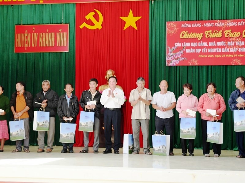 Phó Chủ tịch Quốc hội Nguyễn Khắc Định thăm và tặng quà Tết tại Khánh Hòa - Anh 1