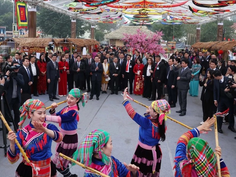Chủ tịch nước Võ Văn Thưởng và Tổng thống Philippines tham quan Di tích quốc gia đặc biệt Hoàng thành Thăng Long - Anh 8
