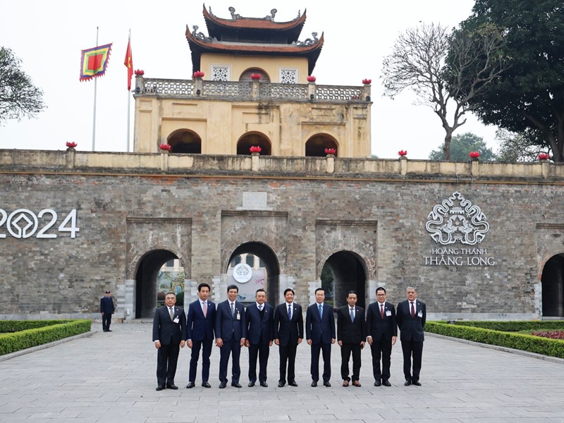 Chủ tịch nước Võ Văn Thưởng và Tổng thống Philippines tham quan Di tích quốc gia đặc biệt Hoàng thành Thăng Long - Anh 1