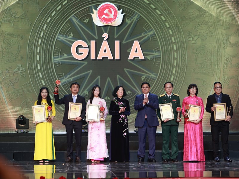 Thủ tướng: Niềm tin, sự đồng lòng của nhân dân là nguồn cảm hứng vô tận cho những tác phẩm báo chí - Anh 3