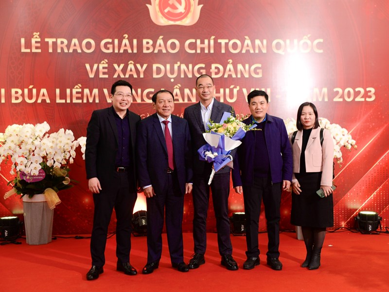 Thủ tướng: Niềm tin, sự đồng lòng của nhân dân là nguồn cảm hứng vô tận cho những tác phẩm báo chí - Anh 11