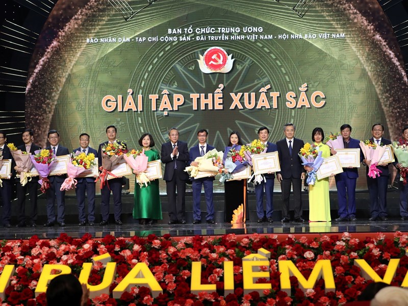 Thủ tướng: Niềm tin, sự đồng lòng của nhân dân là nguồn cảm hứng vô tận cho những tác phẩm báo chí - Anh 9